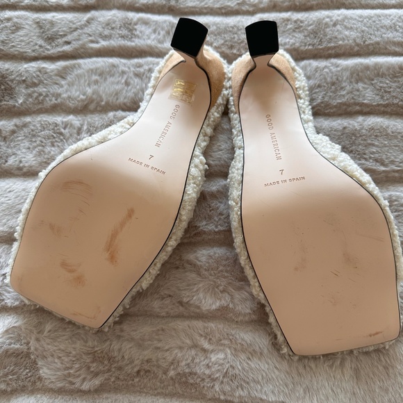 Good American The Standout Cream Sherpa Mule Heels - Picture 2 of 3